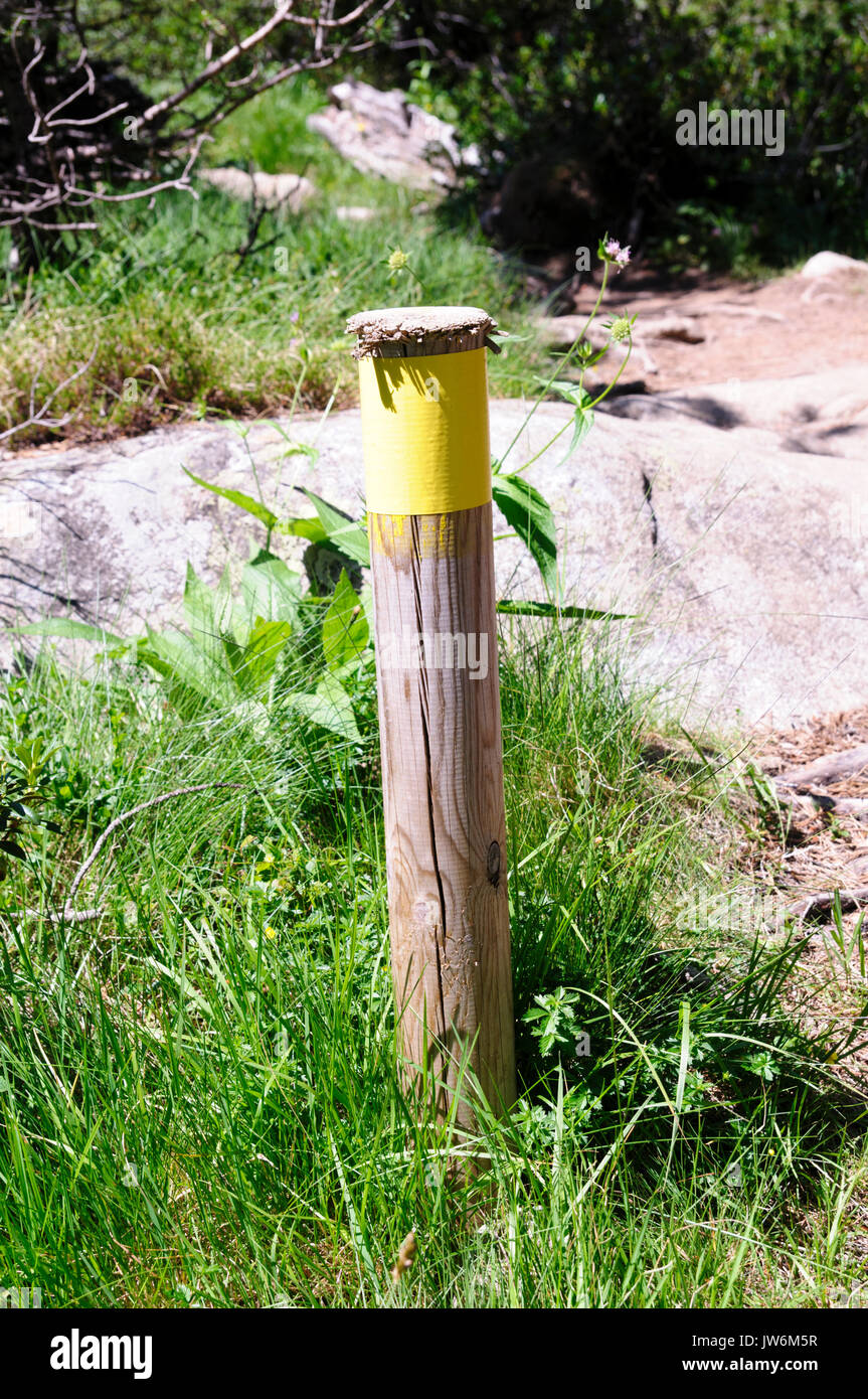 trail marker at Colomers Lakes in the catalan Pyrenees, Spain. Part of the Parc Nacional d'Aigüestortes i Estany de Sant Maurici Stock Photo