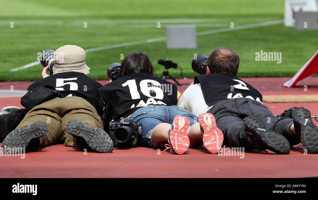 London, UK. 11th August, 2017. Photographers shooting from a low angle in the Decathlon Shot Put at the 2017 IAAF World Championships, Queen Elizabeth Olympic Park, Stratford, London, UK. Credit: Simon Balson/Alamy Live News Stock Photo