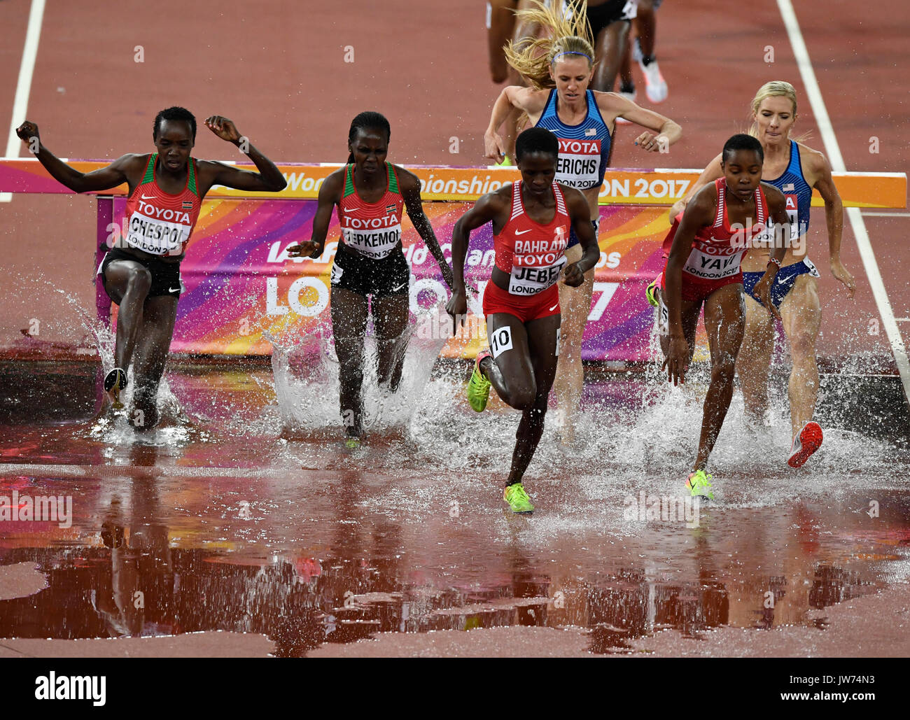 Leichtathletik: IAAF Weltmeisterschaft am 11.08.2017 im Olympiastadion in London (Großbritannien). (r-l) Emma Coburn aus den USA (r.), Winfred Mutile Yavi aus Bahrain, Courtney Frerichs aus den USA, Ruth Jebet aus Bahrain, Hyvin Kiyeng Jepkemoi (M) aus Kenia und Beatrice Chepkoech aus Keniain Aktion beim 3000-Meter-Hindernis-Rennen der Frauen. Foto: Rainer Jensen/dpa Stock Photo