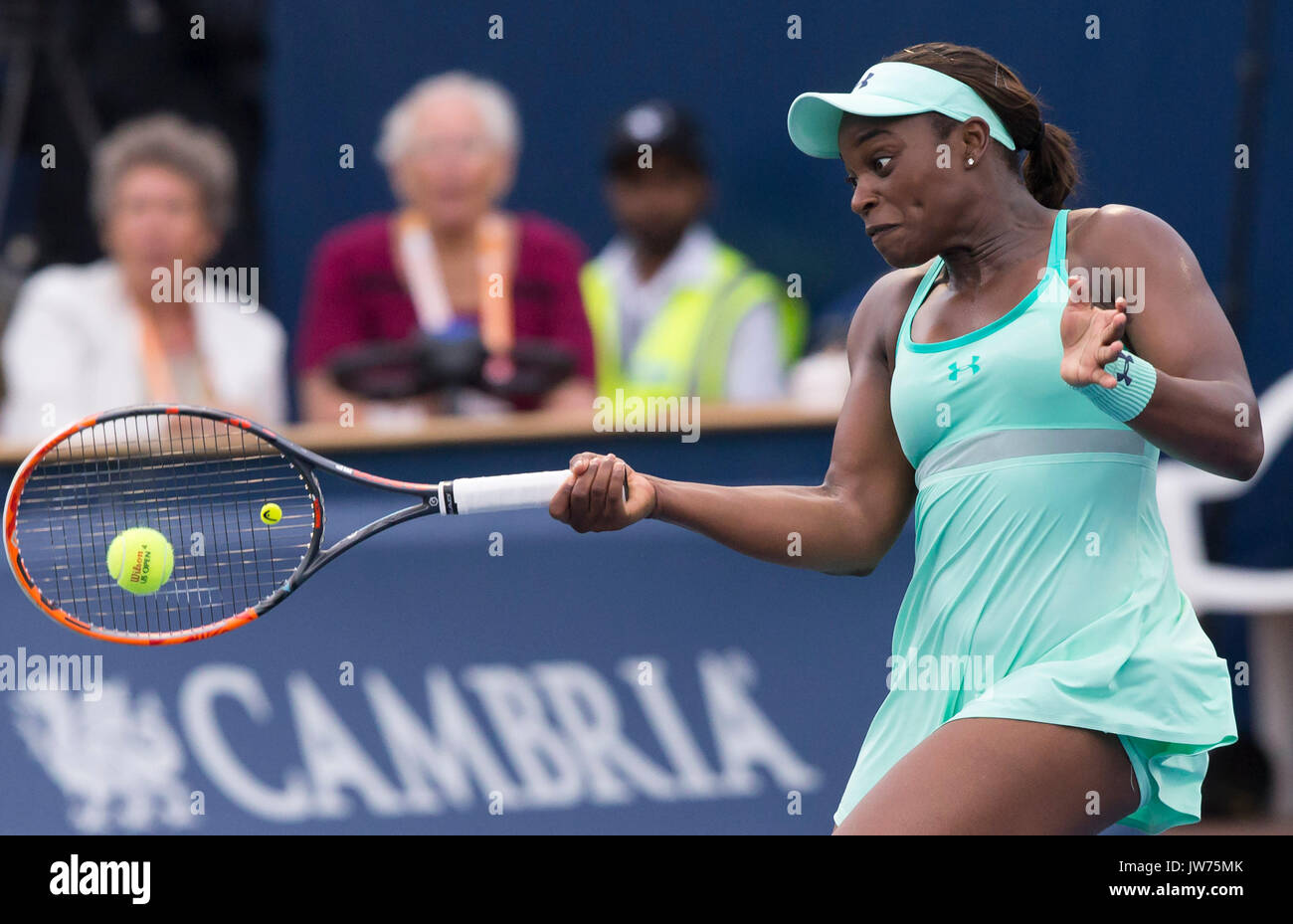 Toronto, Canada. 11th Aug, 2017. Sloane Stephens of the United States returns the ball to Lucie Safarova of the Czech Republic during their quarterfinal match of women's singles at the 2017 Rogers Cup in Toronto, Canada, Aug. 11, 2017. Sloane Stephens won 2-1. Credit: Xinhua/Alamy Live News Stock Photo