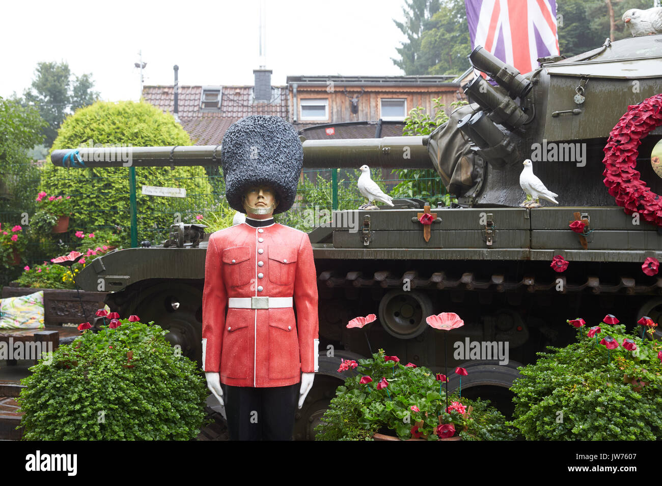 Kretzhaus, Germany. 11th Aug, 2017. A tank of the type Centurion that was formerly in operation of the Swiss Army can be seen on a garden property in Kretzhaus, Germany, 11 August 2017. The tank is neither able to drive nor to be put into operation and does not fall under the Military Weapons Control Law, therefore, the authorities do not see a legal reason to demand the elimination of the tank. Photo: Thomas Frey/dpa/Alamy Live News Stock Photo