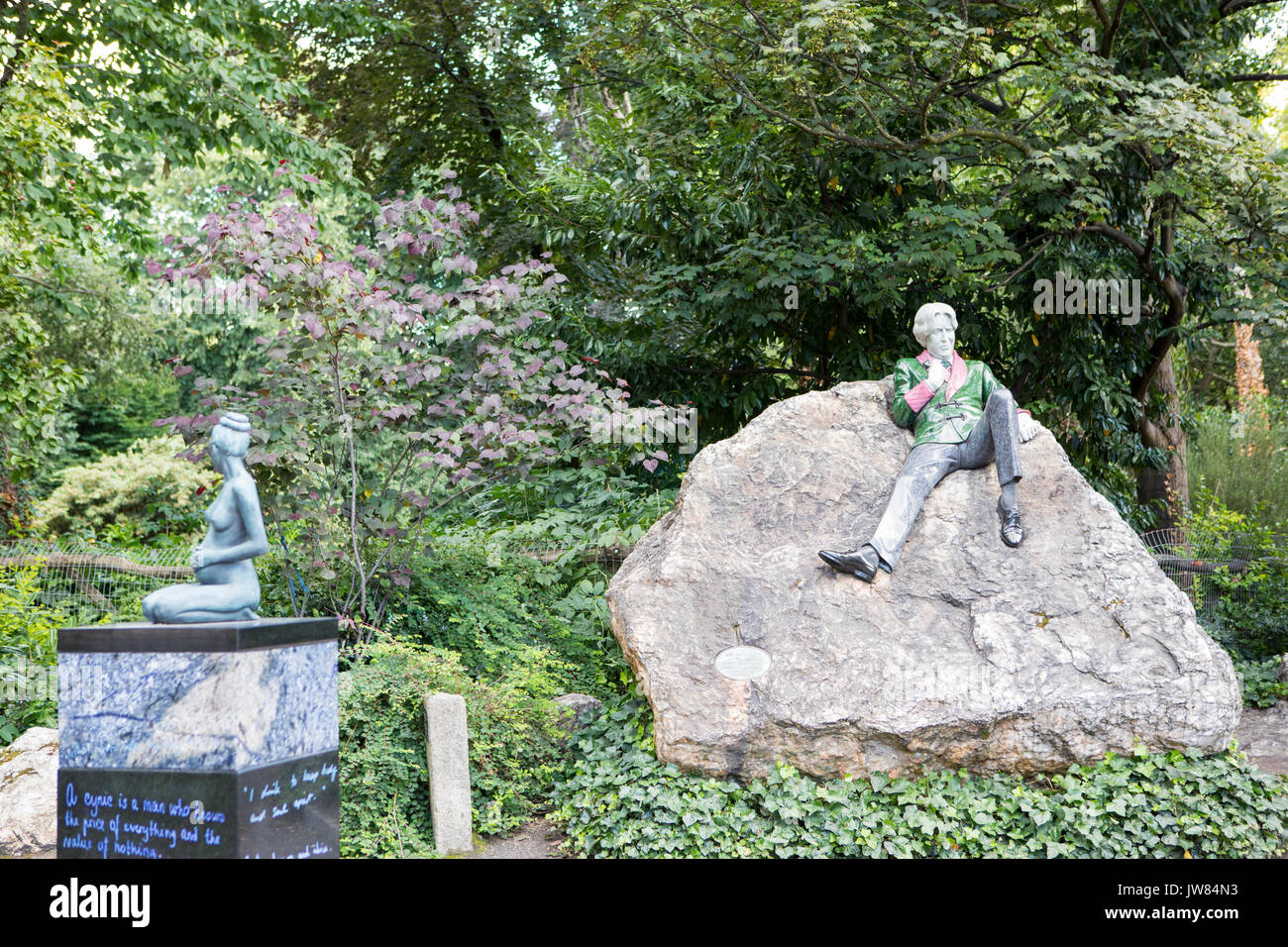 Statue of Oscar Wilde in Dublin's Merrion Square Stock Photo Alamy Statue of Oscar Wilde in Dublin's Merrion Square Stock Photo Alamy