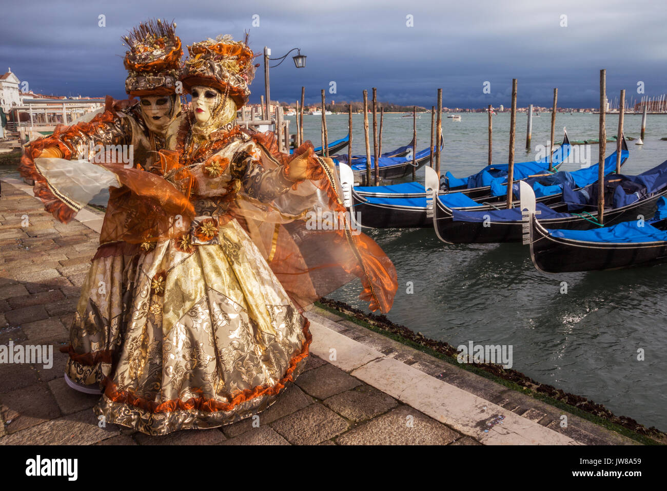 Masked couple gondola venice hi-res stock photography and images - Alamy