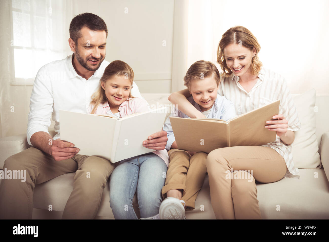 Родители читают детям картинки