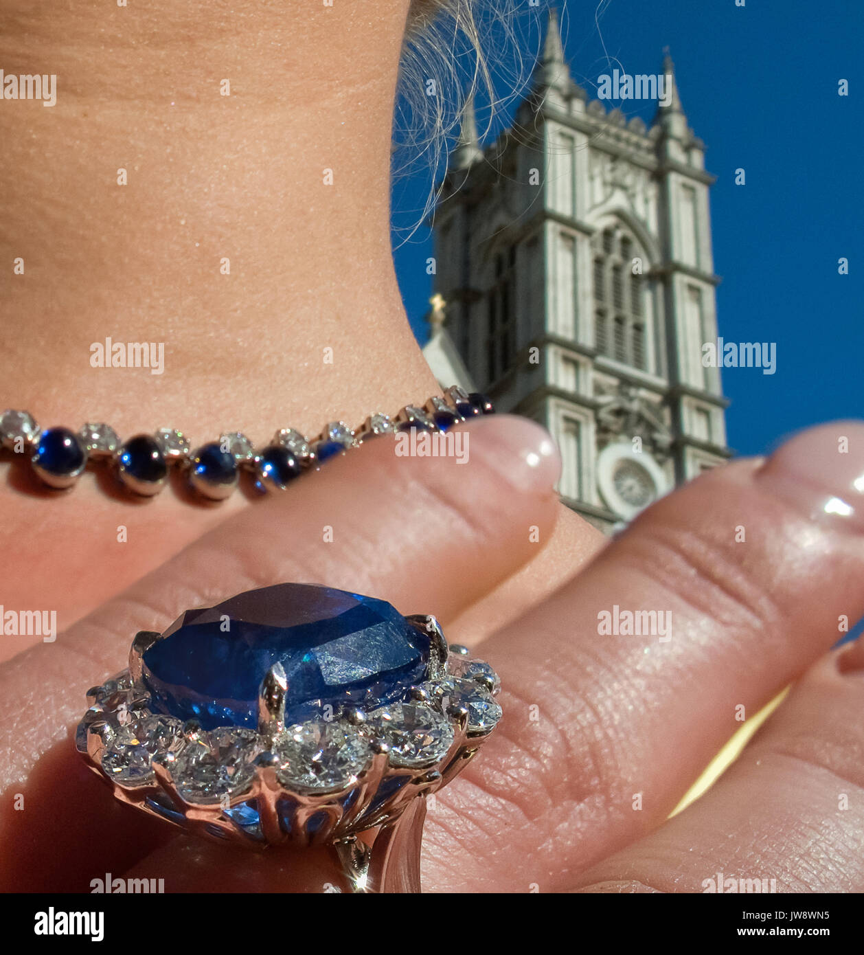 A model shows off her imitation Kate Middleton engagement ring outside  Westminster Abbey two days before the Royal wedding. London, UK Stock Photo  - Alamy