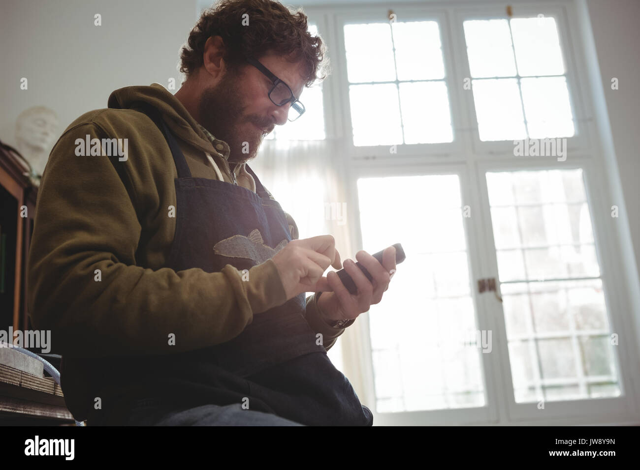 Female artist using smart phone hi-res stock photography and images - Alamy