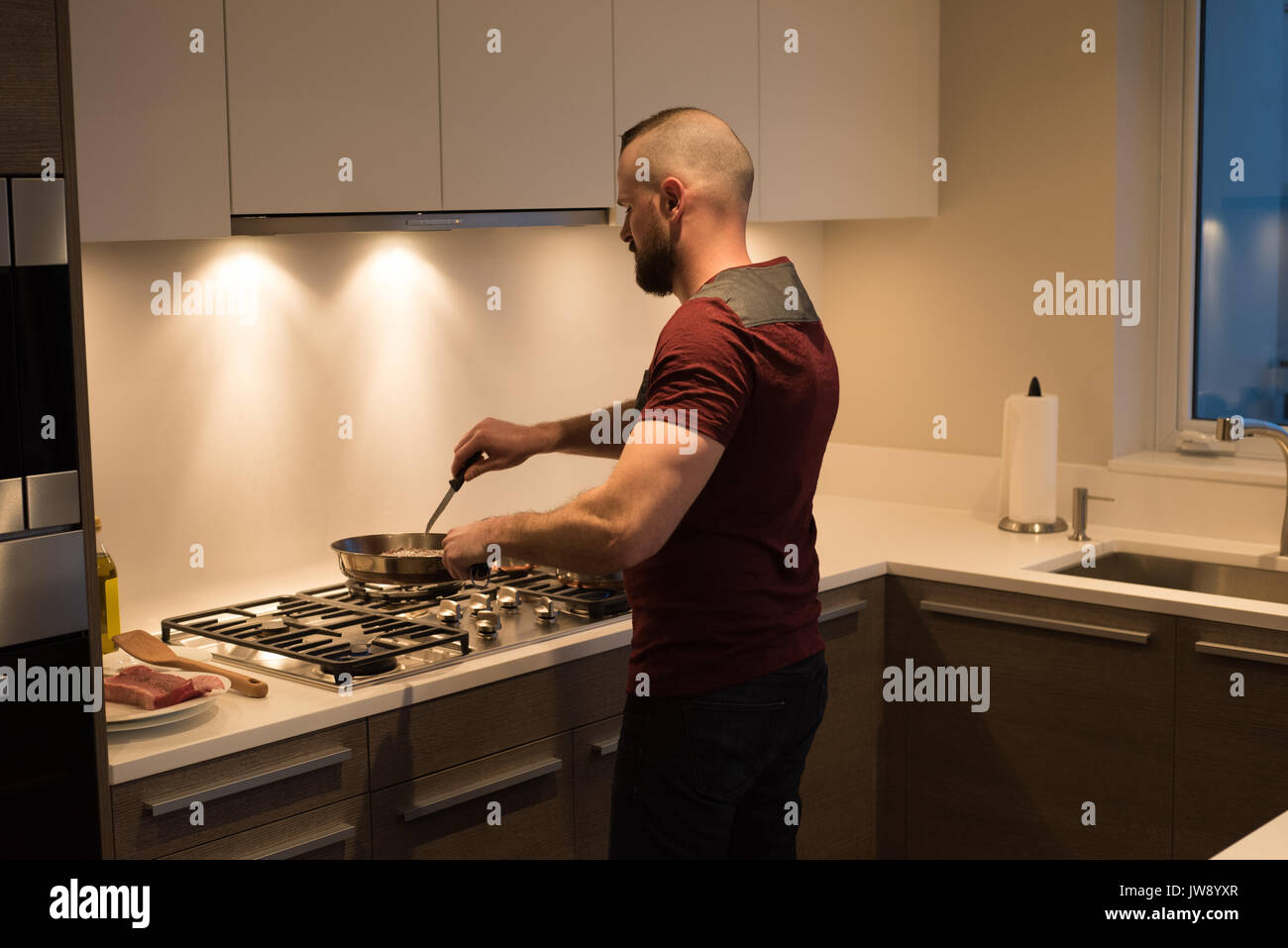 Man cooking in home hi-res stock photography and images - Alamy