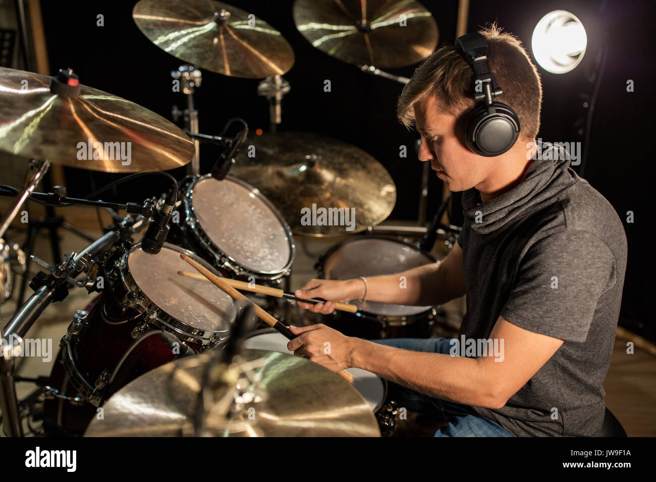 Drummer R Player Men Professional male drummer playing drumkit hi-res stock photography and ...
