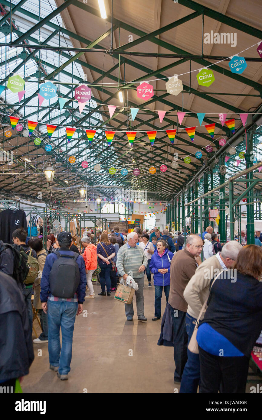 Ireland, North, Belfast, St George's Market interior busy with people shopping. Stock Photo