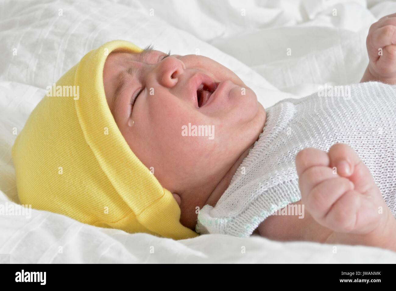 Girl crying hi-res stock photography and images - Alamy