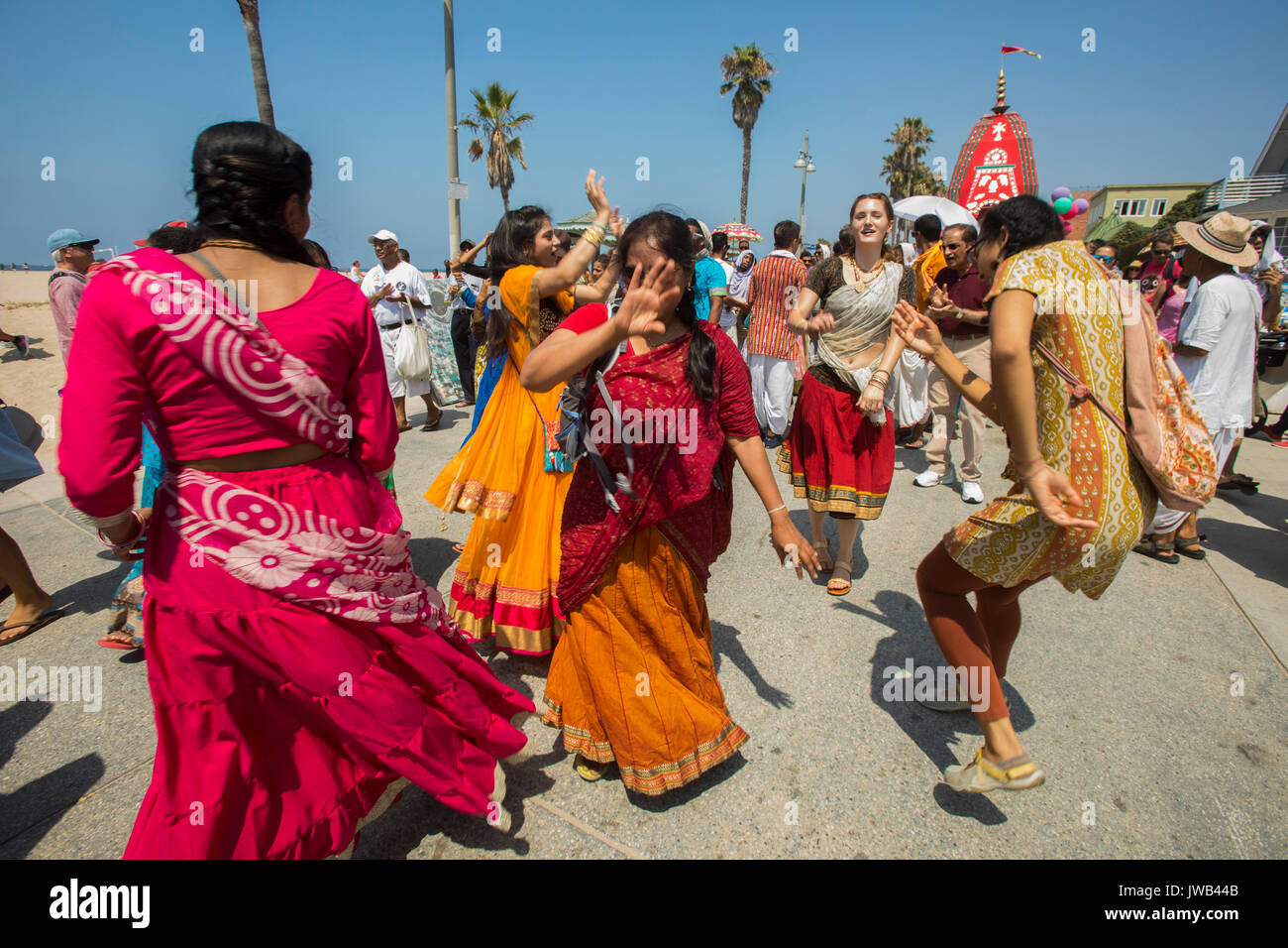 Foto de Festival Hare Krishna Na Avenisa Paulista São Paulo Brasil  Celebrando A Cultura Indiana Com Danças E Música e mais fotos de stock de  Adulto - iStock