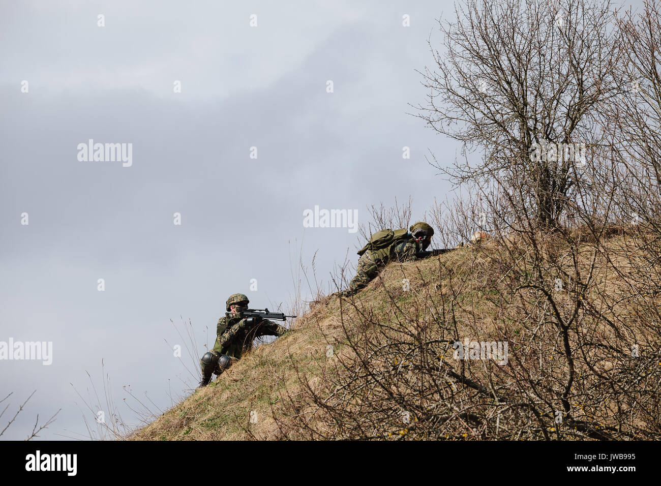 Soldier aiming rifle two soldiers hi-res stock photography and images ...