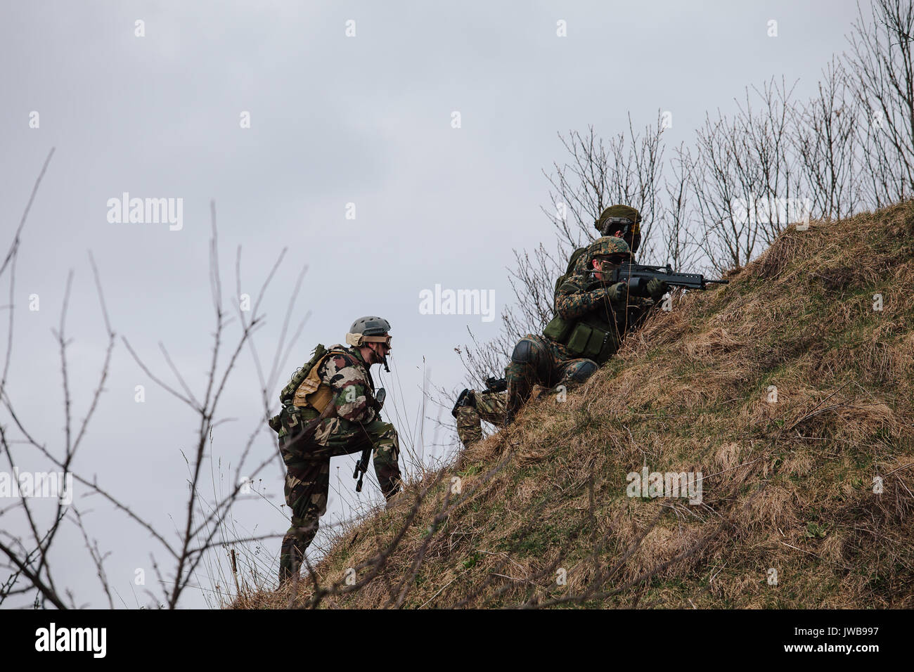 Soldier aiming rifle two soldiers hi-res stock photography and images ...