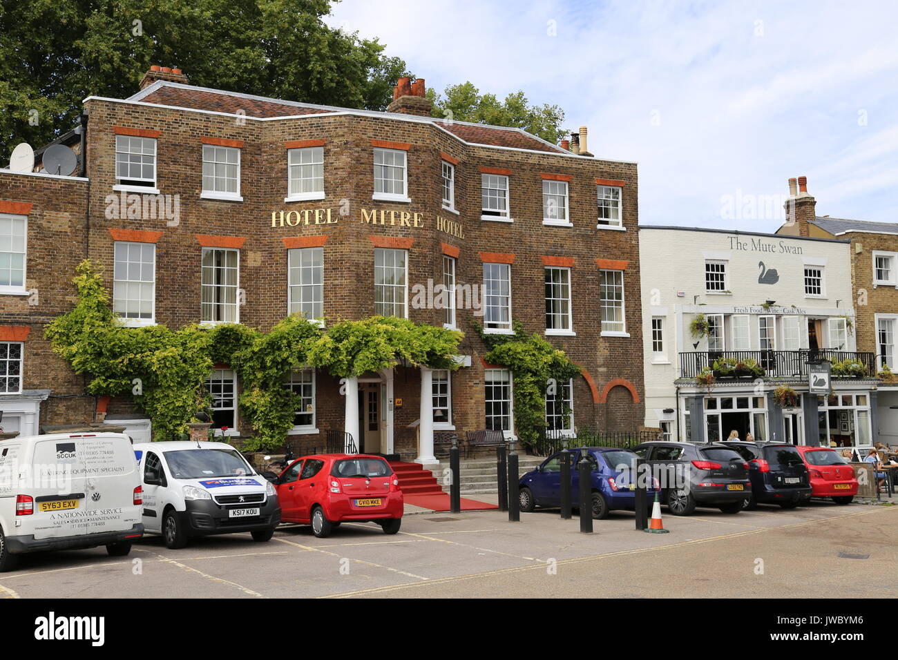 Mitre Hotel and Mute Swan, Hampton Court, East Molesey, Surrey, England, Great Britain, United Kingdom, UK, Europe Stock Photo