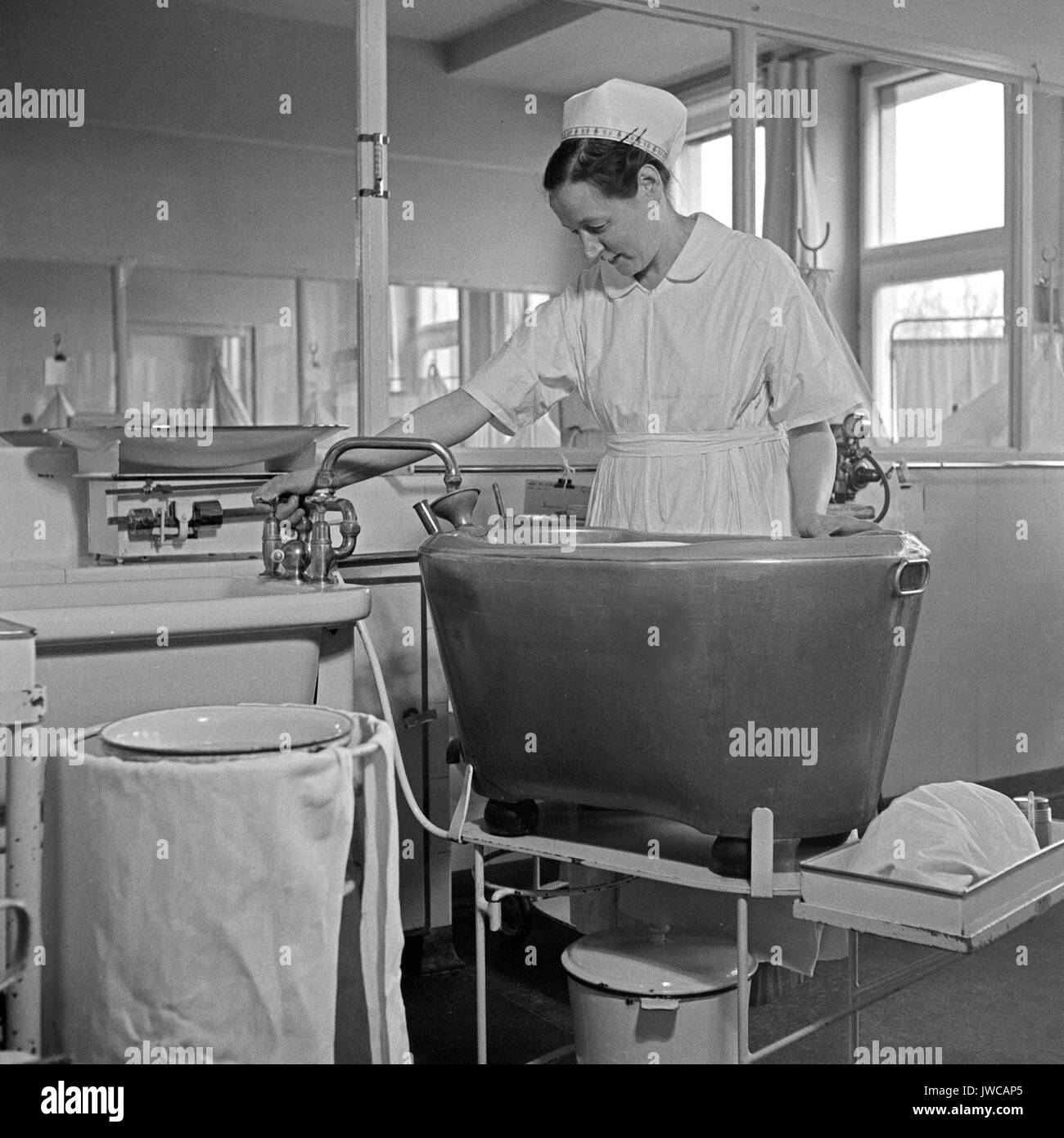 Nurse Hospital Bath High Resolution Stock Photography and Images Alamy