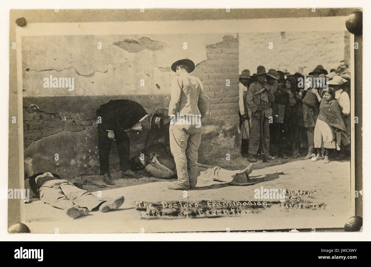 The Doctor's Examination after an Execution.  - American Border Troops and the Mexican Revolution Stock Photo