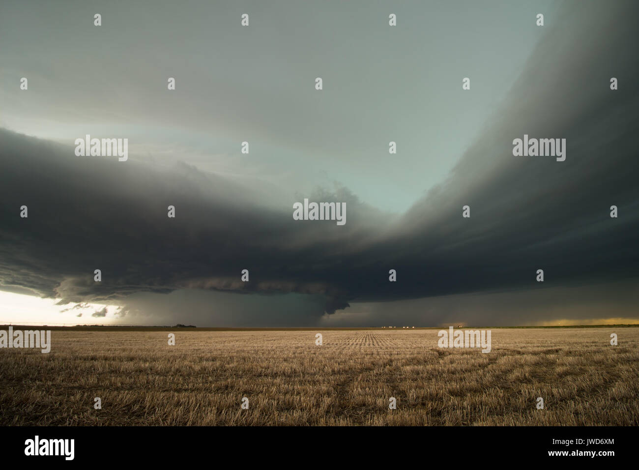 Inflow bands stream into a violent supercell thunderstorm on the high plains of eastern Colorado. Stock Photo