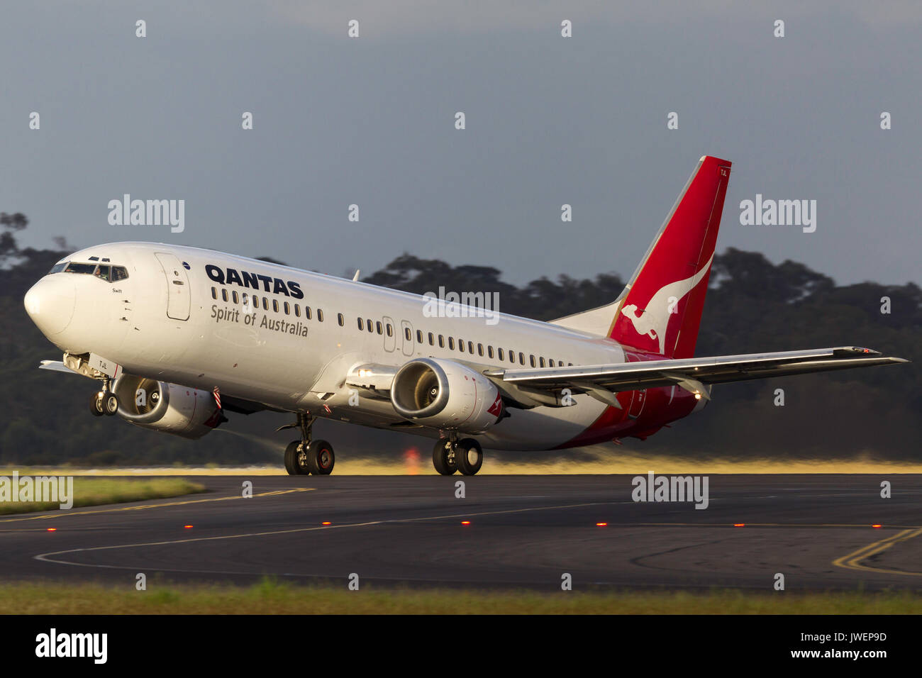 Qantas Boeing 737-476 VH-TJL taking off from Melbourne International Airport. Stock Photo