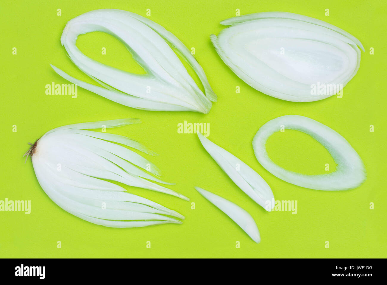 slices of onion on green plastic cutting board top view Stock Photo - Alamy