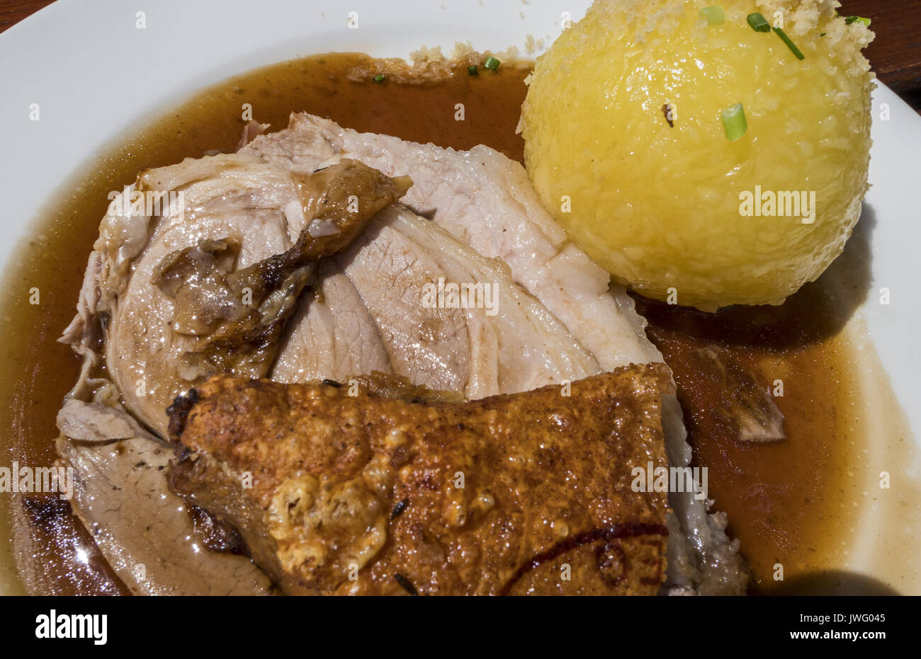 Bayerischer Schweinebraten mit Kruste und Knödel Stock Photo - Alamy