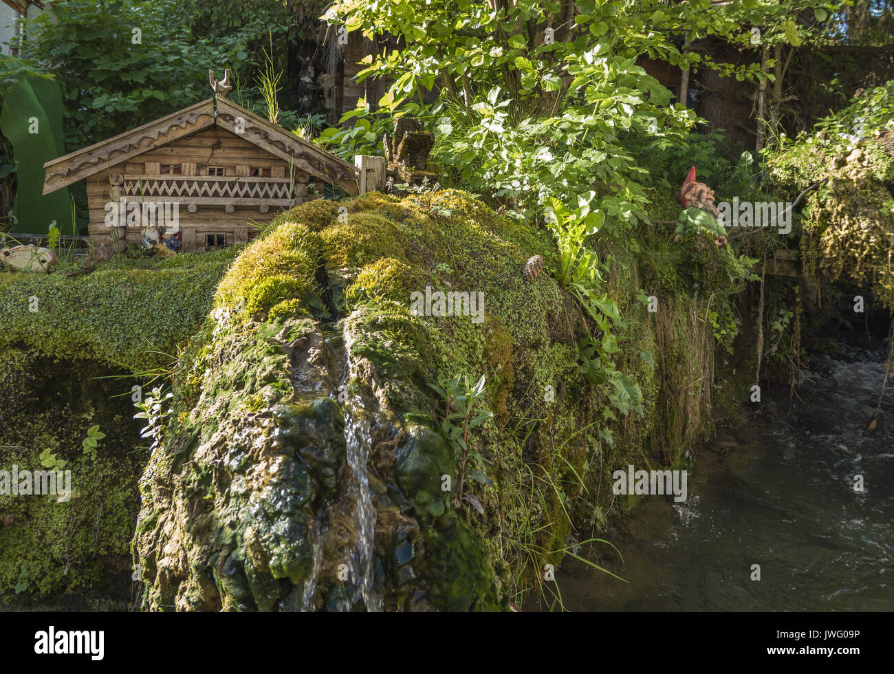 Gartenanlage mit kleinem Häuschen und Wasserfall in Diessen am Ammersee, Bayern, Deutschland, Europa Stock Photo
