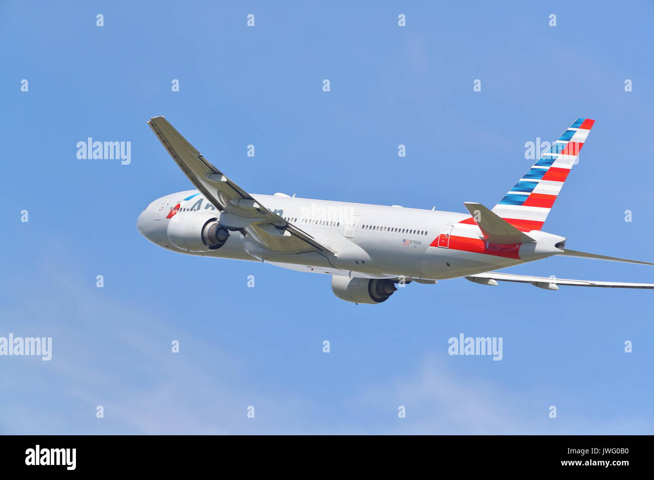 Aa boeing 777 hi-res stock photography and images - Alamy, image size:1300x956
