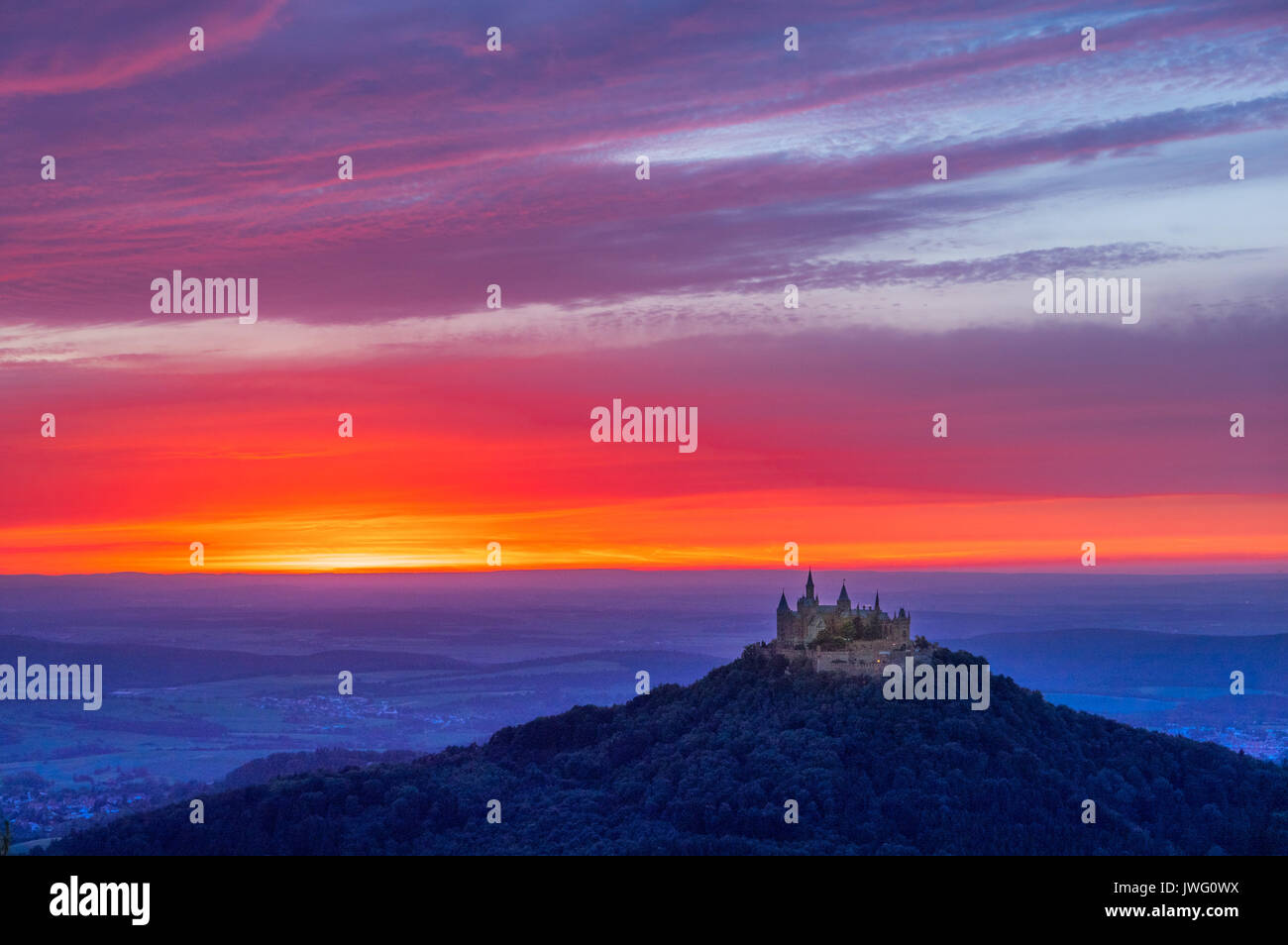 Abendstimmung mit Sonnenuntergang bei der Burg Hohenzollern, Schwäbische Alb, Baden-Württemberg, Deutschland, Europa Stock Photo