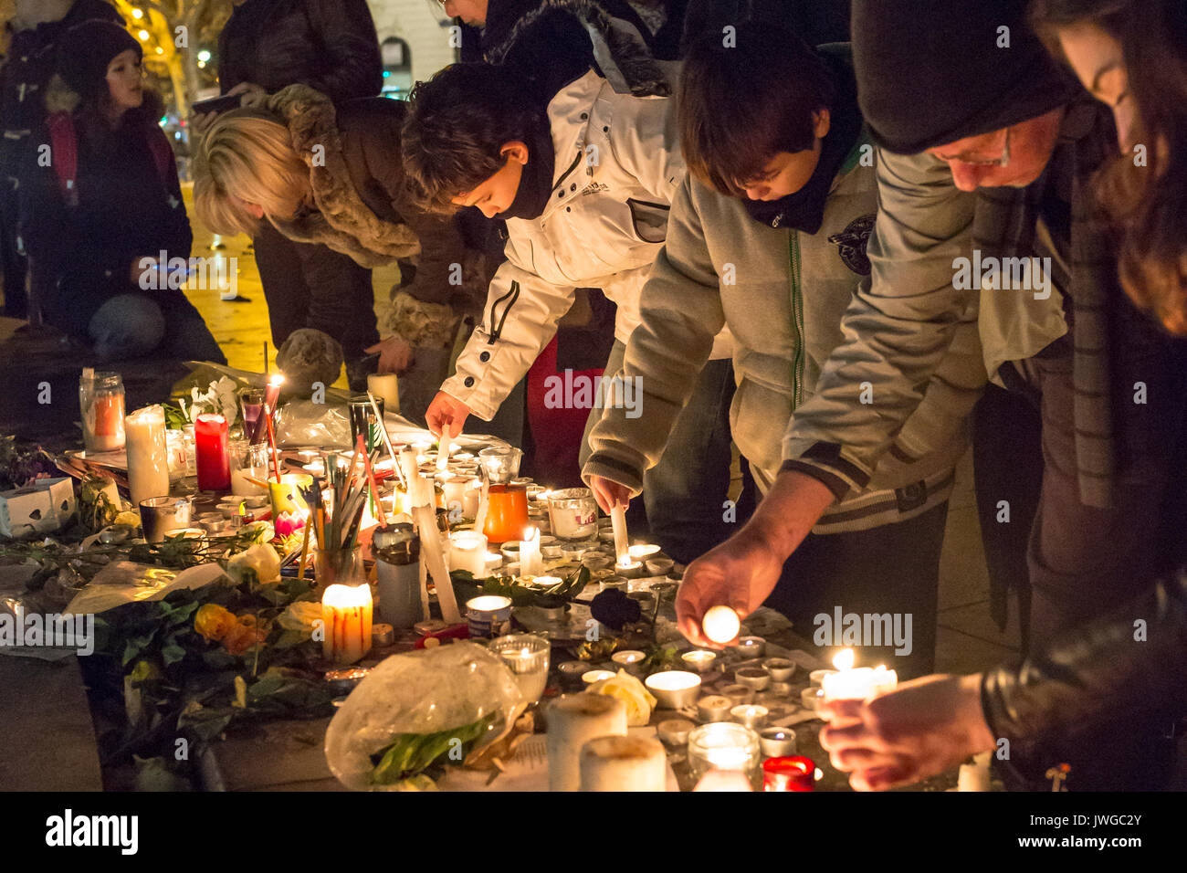 people-lighting-candles-homage-at-the-victims-of-charlie-hebdo-killing-JWGC2Y.jpg