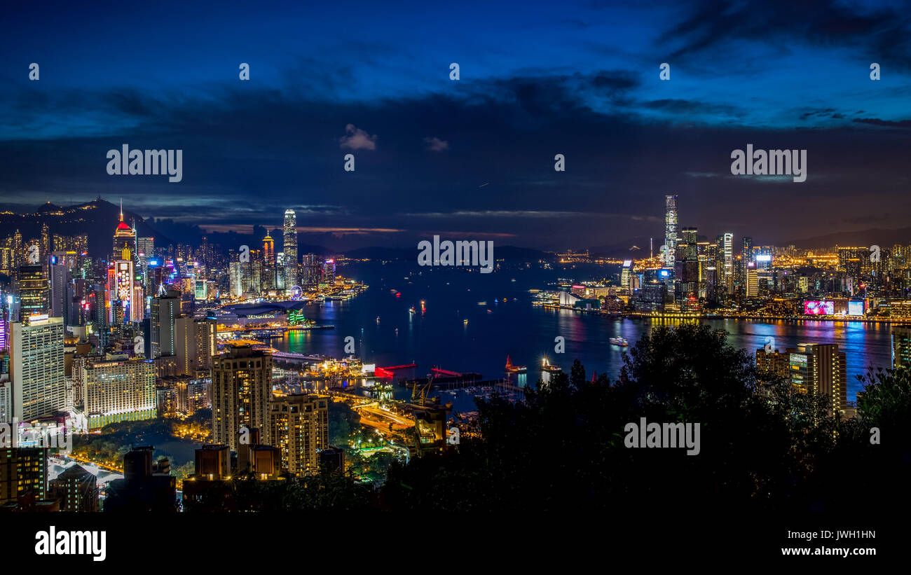 Twilight victoria harbor hong hi-res stock photography and images - Alamy