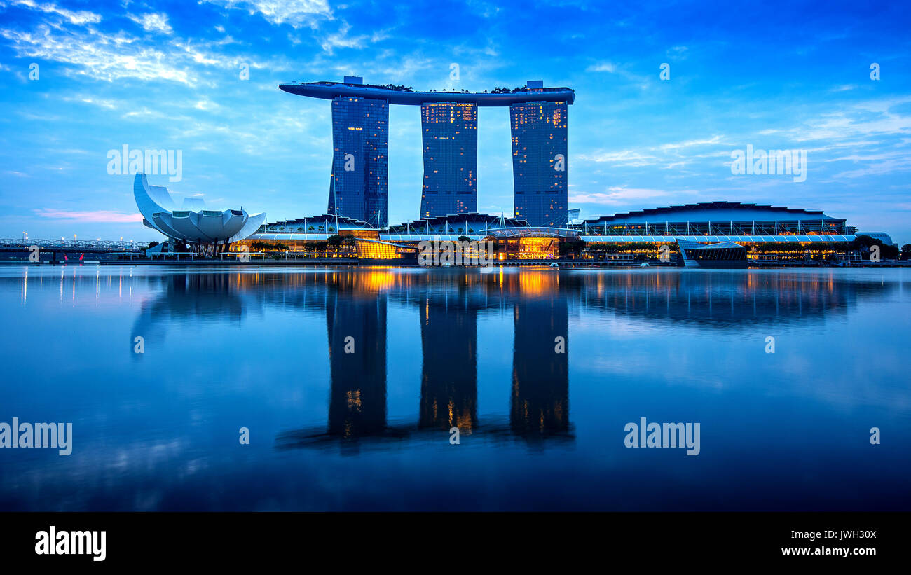 Cityscape of Singapore at night Stock Photo - Alamy