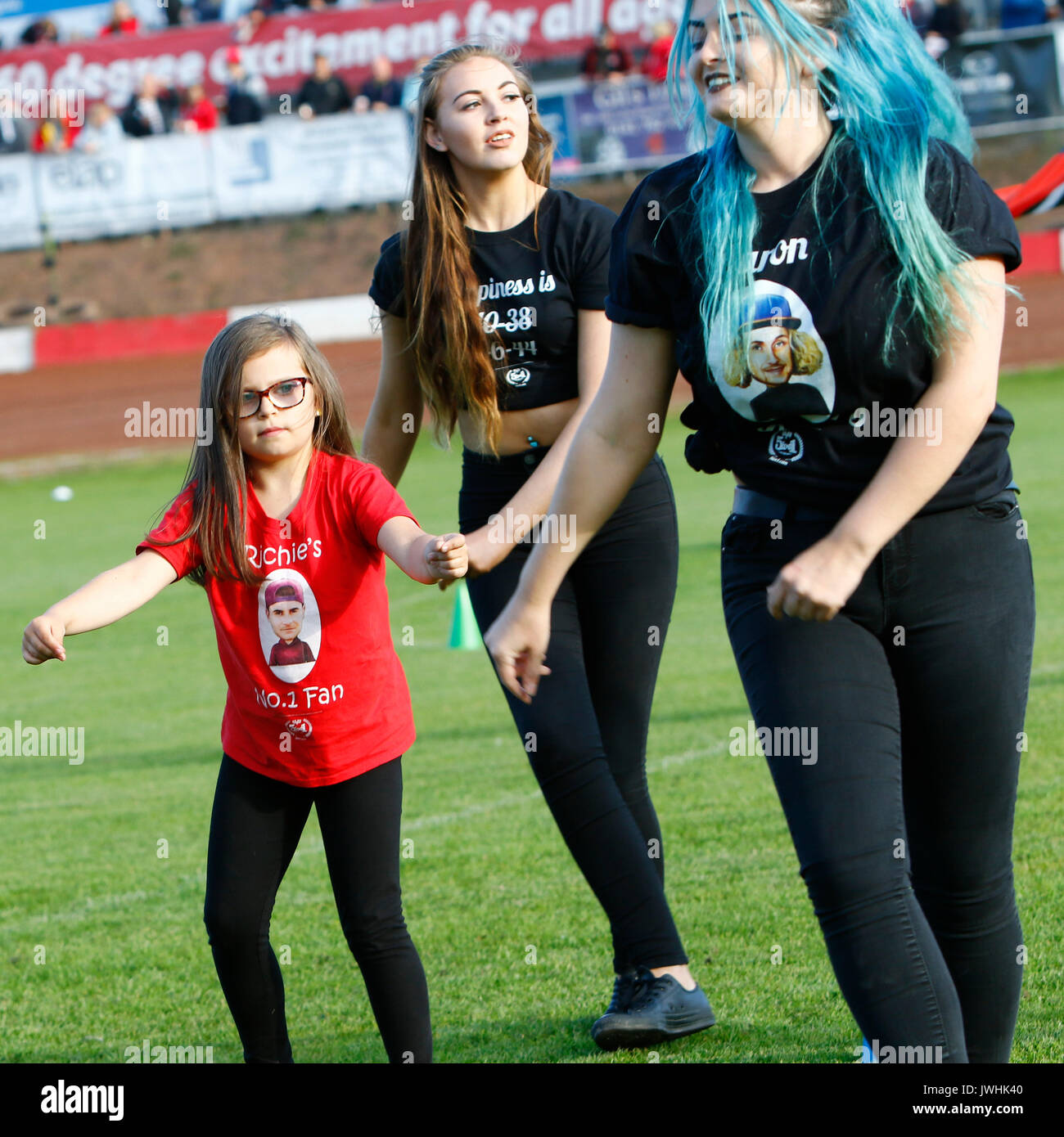 Glasgow, Scotland, UK. 12th August, 2017. Suns out and its Saturday Night......Of course the Girls will be dancing. Credit: Colin Poultney/Alamy Live News Stock Photo