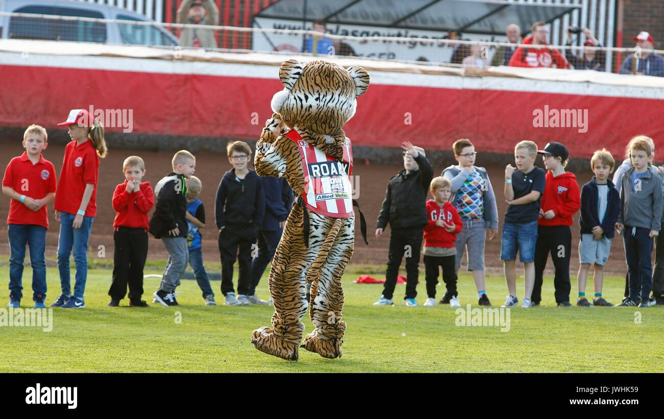 Glasgow, Scotland, UK. 12th August, 2017. Pre race warm up with Roary and the kids Credit: Colin Poultney/Alamy Live News Stock Photo