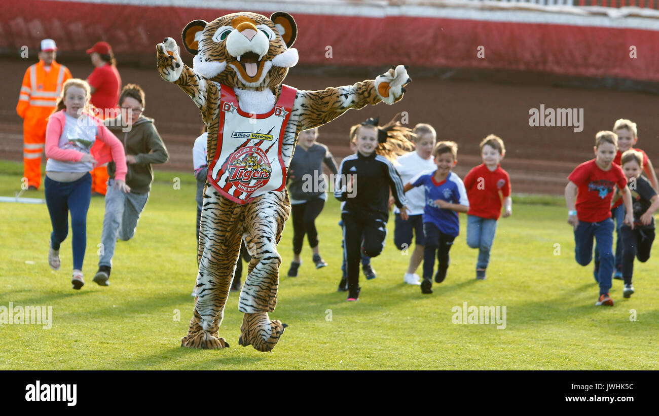 Glasgow, Scotland, UK. 12th August, 2017. And They're off, Who will beat Roary to the line........ Credit: Colin Poultney/Alamy Live News Stock Photo