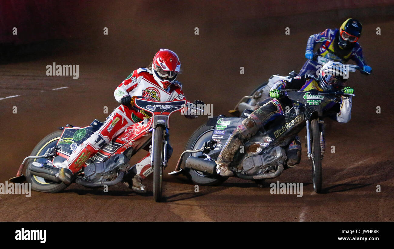 Glasgow, Scotland, UK. 12th August, 2017. Richard Lawson goes round the outside of the the 2 Monarchs riders Credit: Colin Poultney/Alamy Live News Stock Photo