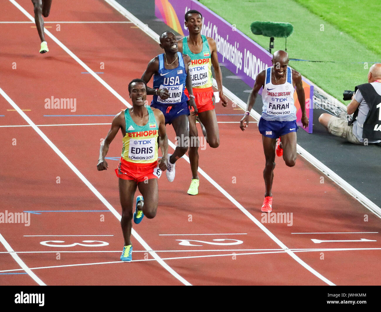 Muktar Edris, Ethiopia, wins ahead of Mo Farah, Great Britain, and Paul Kipkemoi Chelimo, USA, in the men’s 5000m final on day nine of the IAAF London 2017 world Championships at the London Stadium. © Paul Davey. Stock Photo