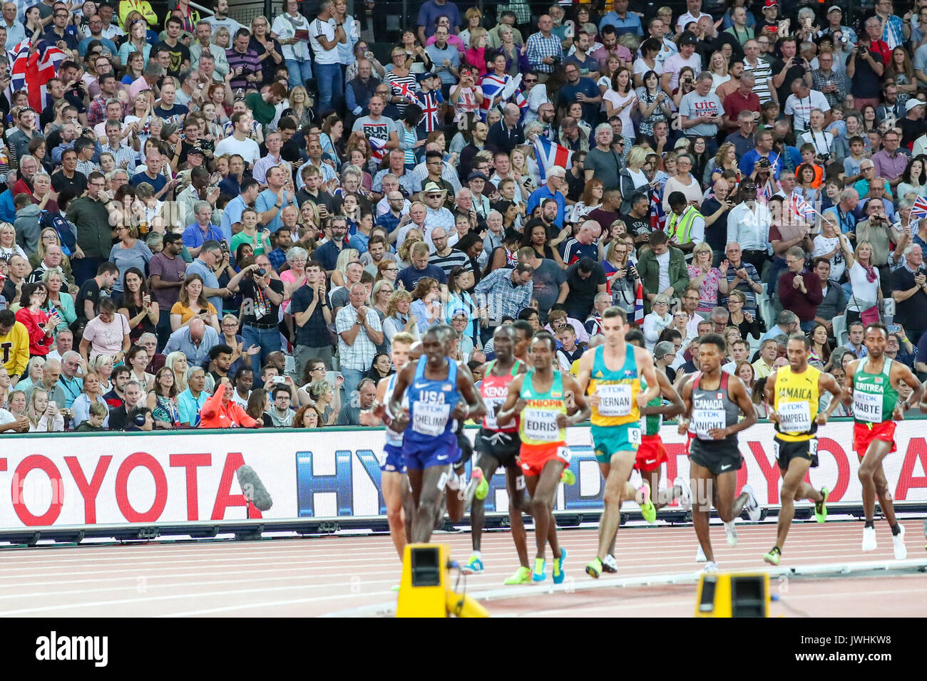 London, UK. 12th Aug, 2017.  The crowd cheers the passing pack in the men's 5000m final on day nine of the IAAF London 2017 world Championships at the London Stadium. Credit: Paul Davey/Alamy Live News Stock Photo
