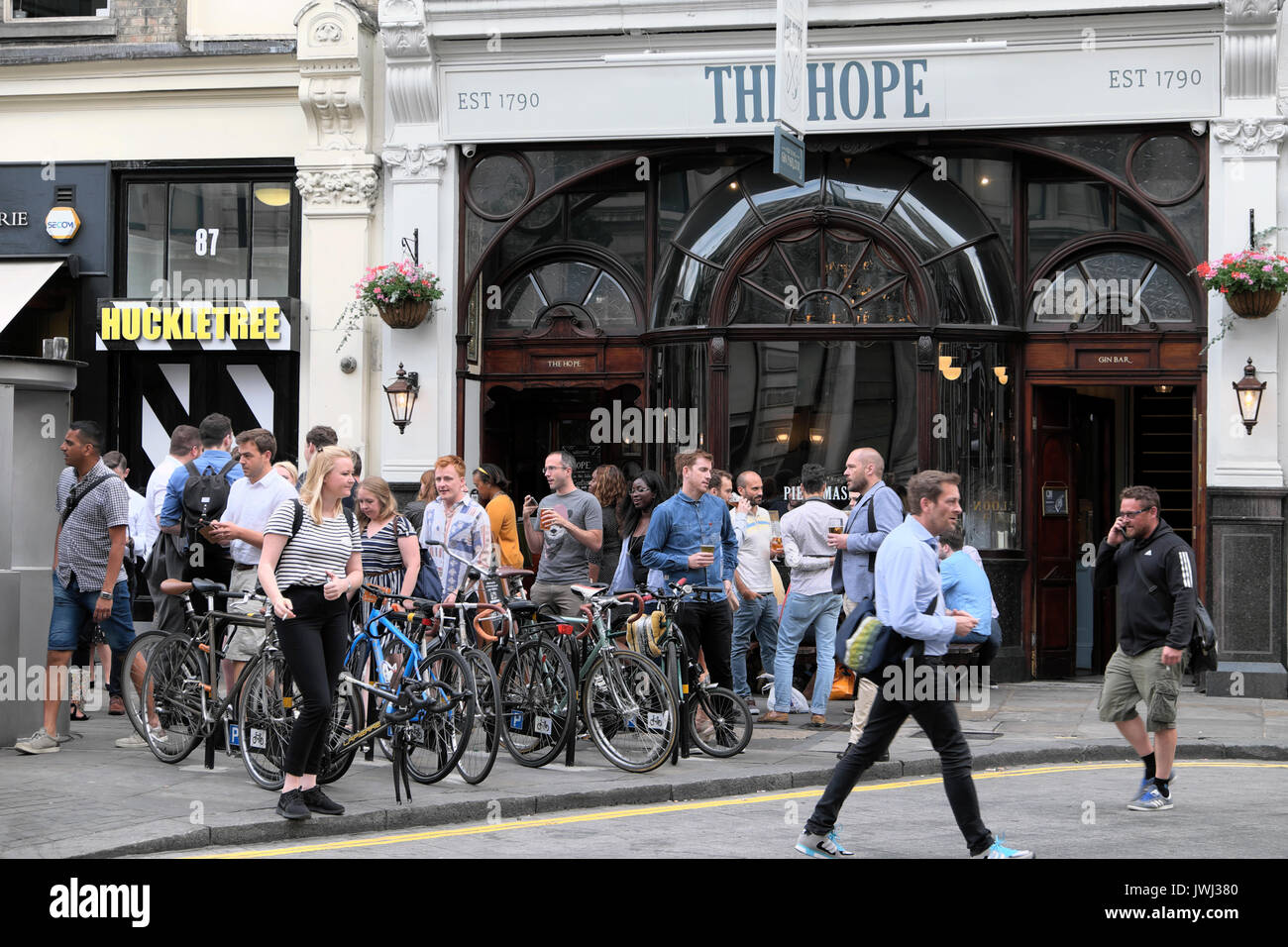 People outside The Hope pub after work in Cowcross Street, Smithfield, Clerkenwell in London EC1  KATHY DEWITT Stock Photo