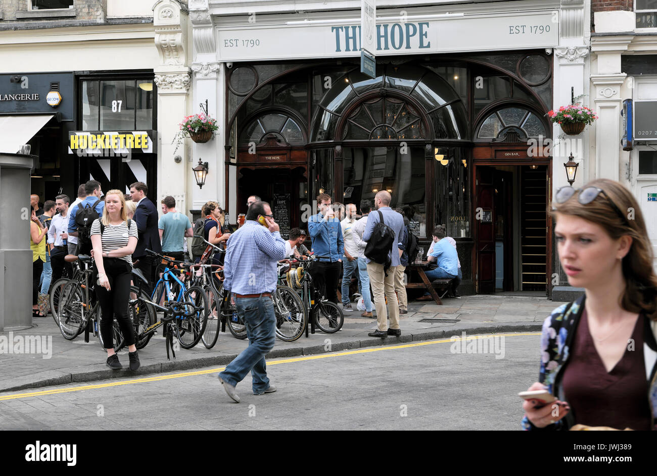 People outside The Hope pub after work in Cowcross Street, Smithfield, Clerkenwell in London EC1  KATHY DEWITT Stock Photo