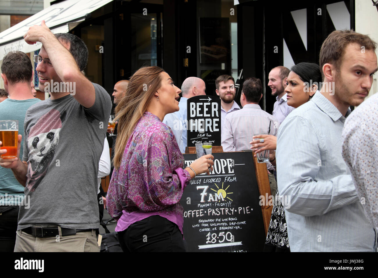 People drinking beer after work outside The Hope pub in Cowcross Street, Smithfield, Clerkenwell in London EC1 UK England   KATHY DEWITT Stock Photo