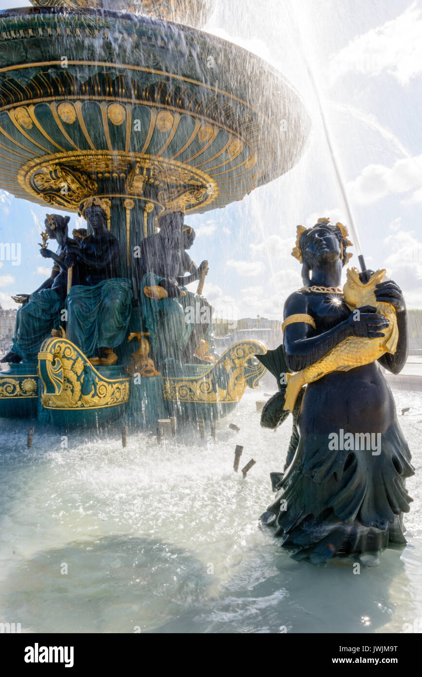 Filet de pêche sur les bouées flottant sur l'eau de surface Photo Stock -  Alamy