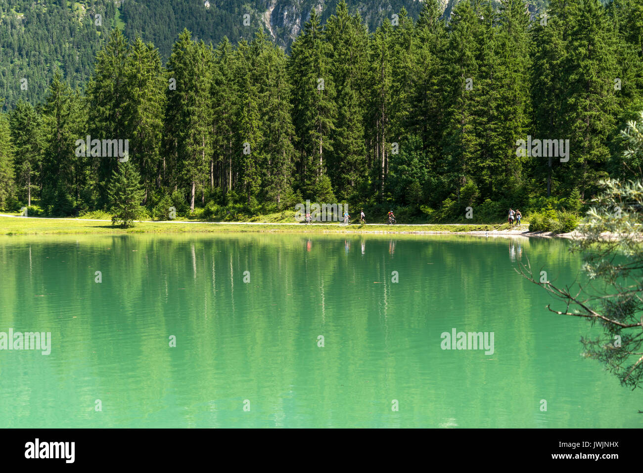 Fahradfahrer Heiterwanger See, Heiterwang, Tirol, Österreich | bicycles at Lake Heiterwang,Heiterwang, Tyrol, Austria Stock Photo