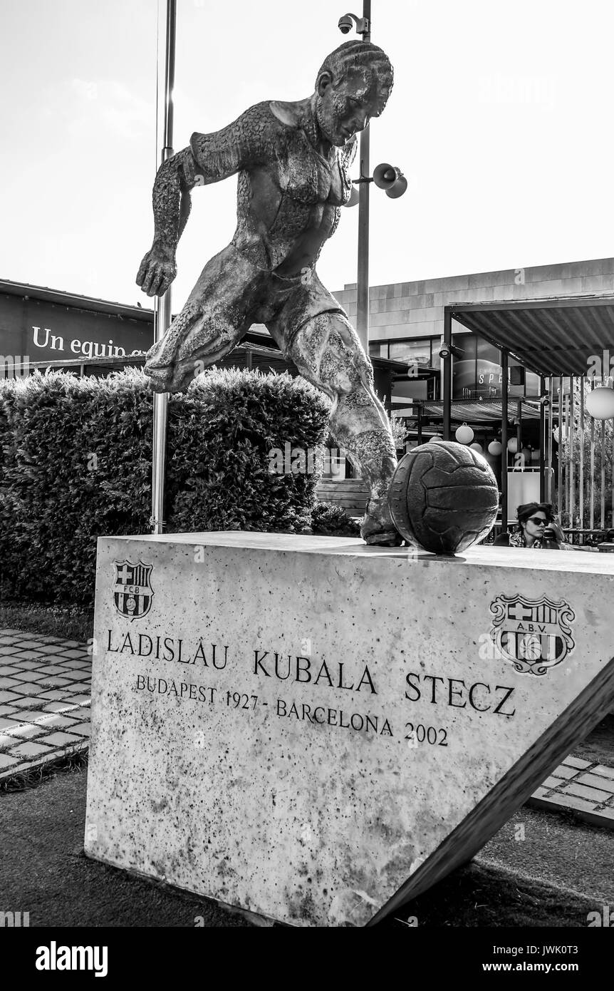 statue-of-soccer-player-ladislau-kubala-stecz-at-camp-nou-barcelona-JWK0T3.jpg