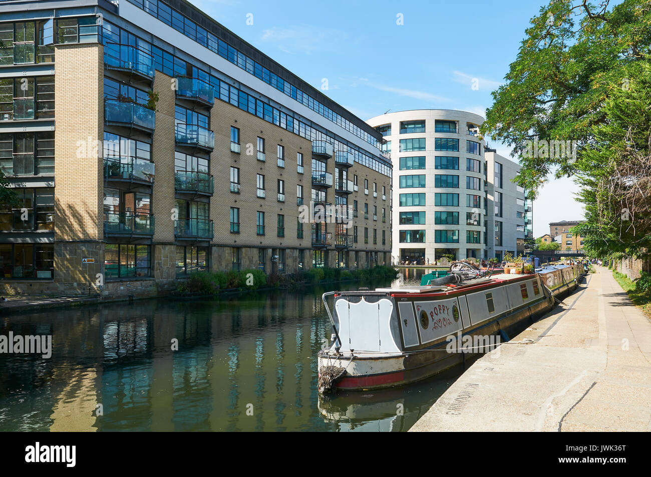 New buildings and narrowboats on the Regents Canal at Kings Cross, London UK Stock Photo