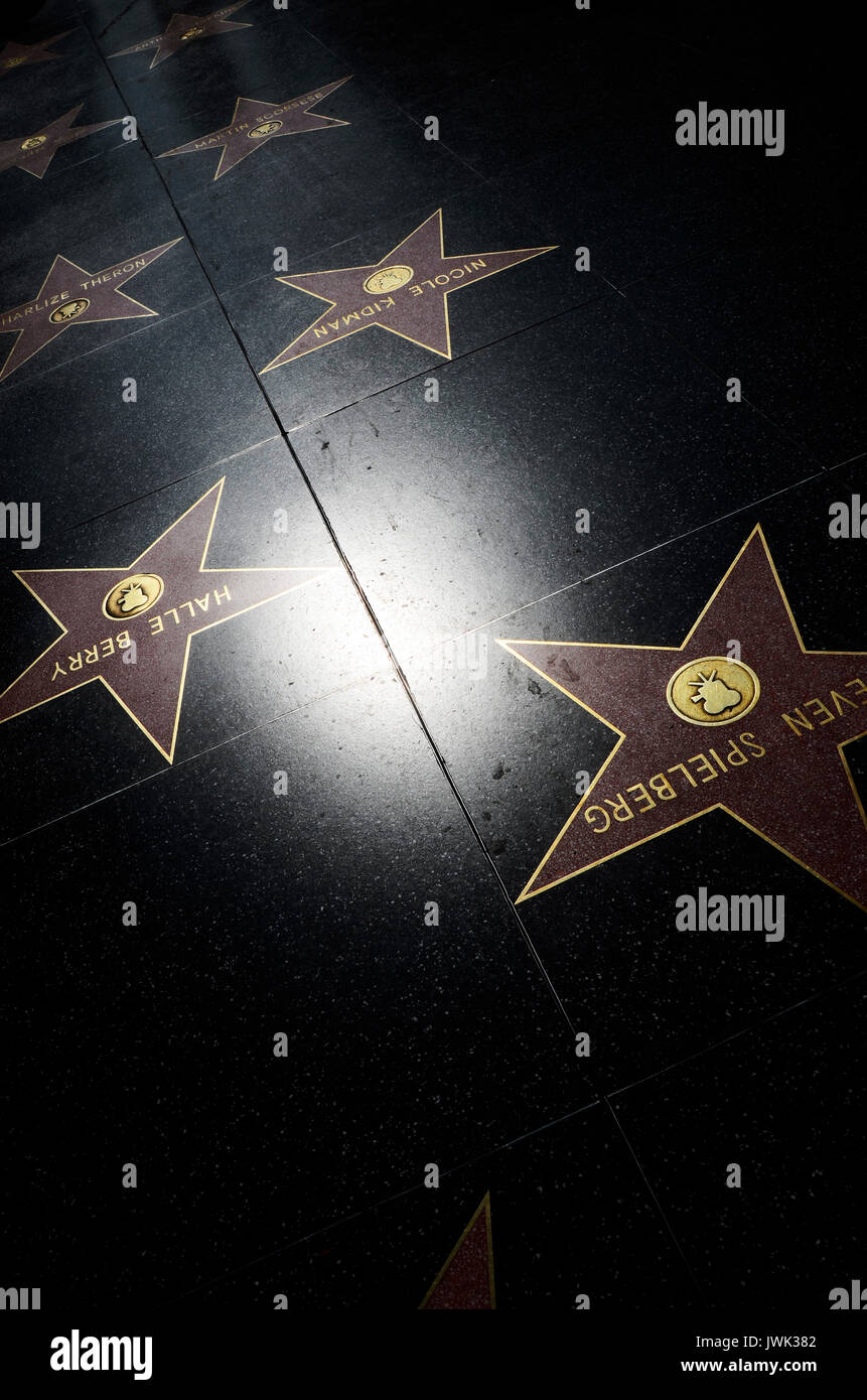 L'Hollywood Walk of Fame comprende più di 2,600 stelle di terrazzo a cinque  punte e ottone incorporate nei marciapiedi di Hollywood Boulevard Foto  stock - Alamy