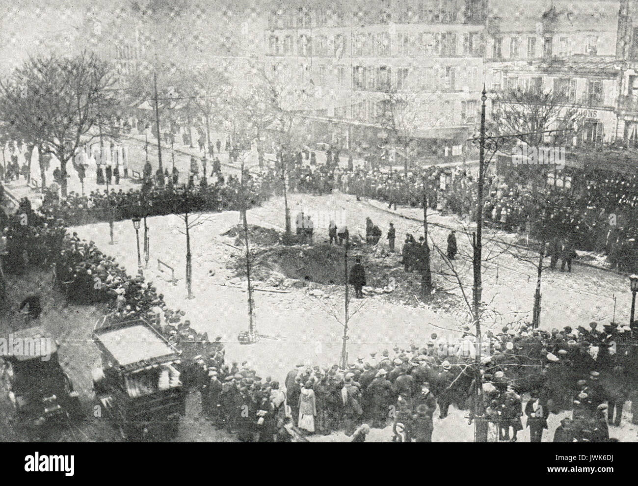 Zeppelin bomb crater in central Paris, 1916 Stock Photo