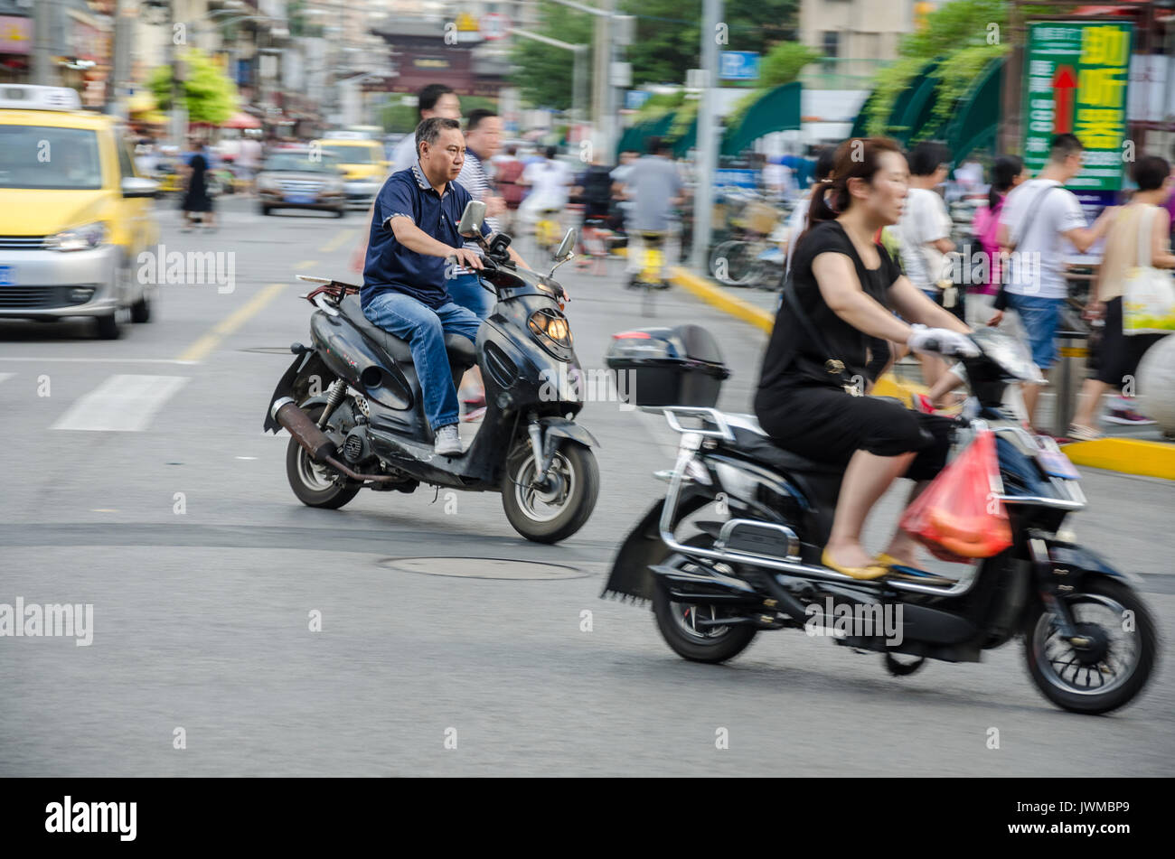 Handel Vejrtrækning ost Chinese people riding electric scooters in Shanghai Stock Photo - Alamy