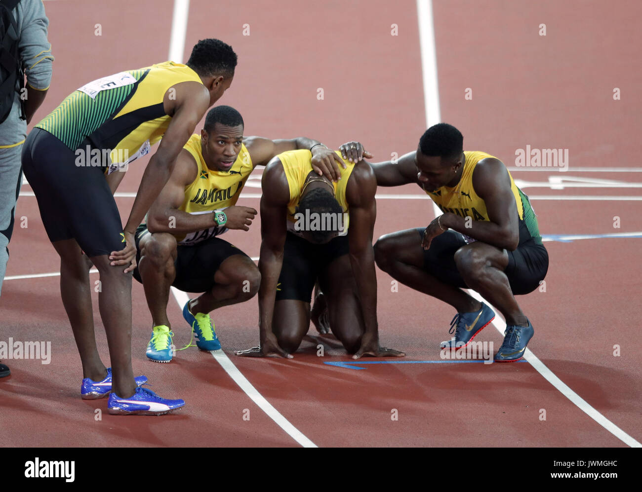 Jamaica's Usain Bolt is consoled by team-mates after pulling up injured in the Men's 4x100m Relay Final during day nine of the 2017 IAAF World Championships at the London Stadium. Picture date: Saturday August 12, 2017. See PA story ATHLETICS World. Photo credit should read: Yui Mok/PA Wire. RESTRICTIONS: Editorial use only. No transmission of sound or moving images and no video simulation. Stock Photo