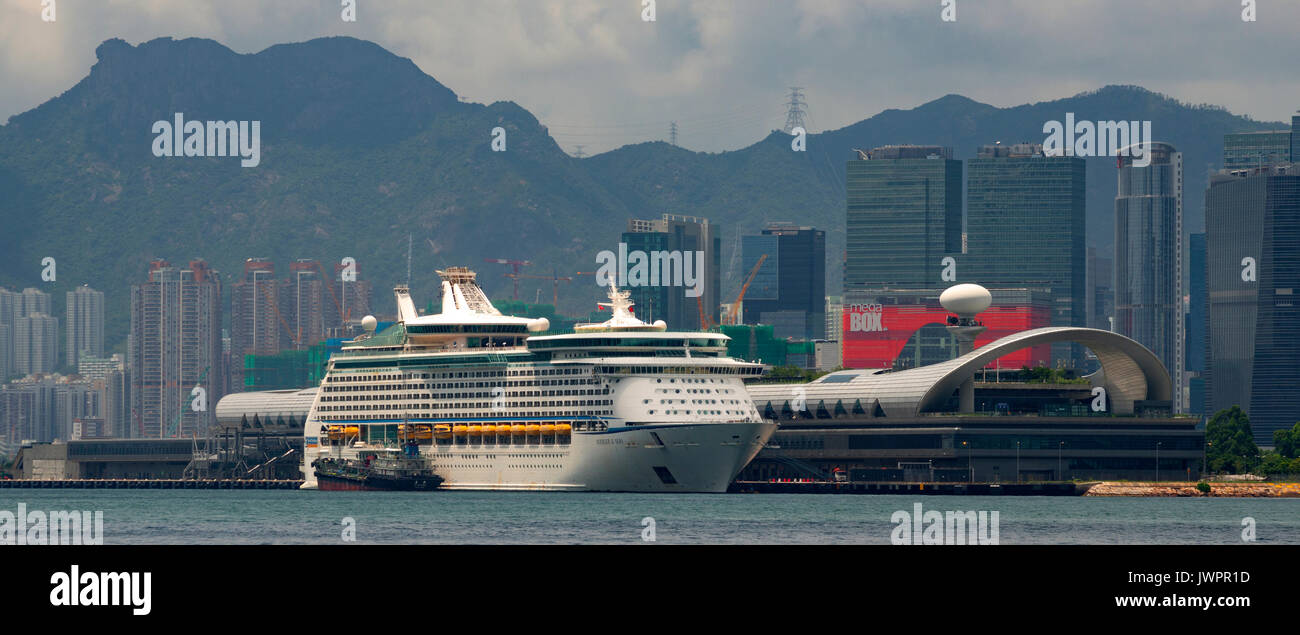 The new Kai Tak Cruise Ship Terminal, with Hong Kong's largest rooftop garden, Hong Kong, China. Stock Photo