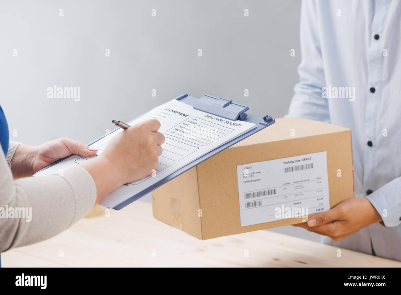 Отправка электронного документа. Составление документов. Рука держит стилус. В ящике почтовом также пусто. Подписание договора.