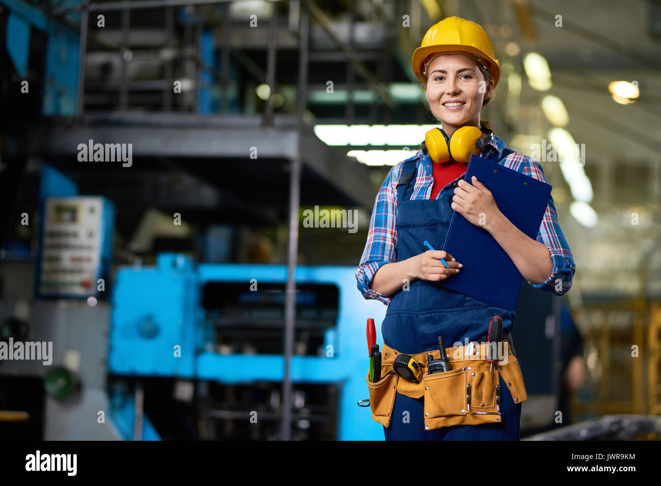 Женщина рабочий на заводе. Working at factory. Рабочий цех. Работник завода. Квалифицированные рабочие.